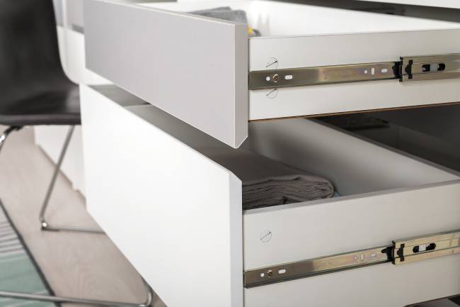 Два письменных стола и два комода Торонто цвет белый шагрень/стальной серый