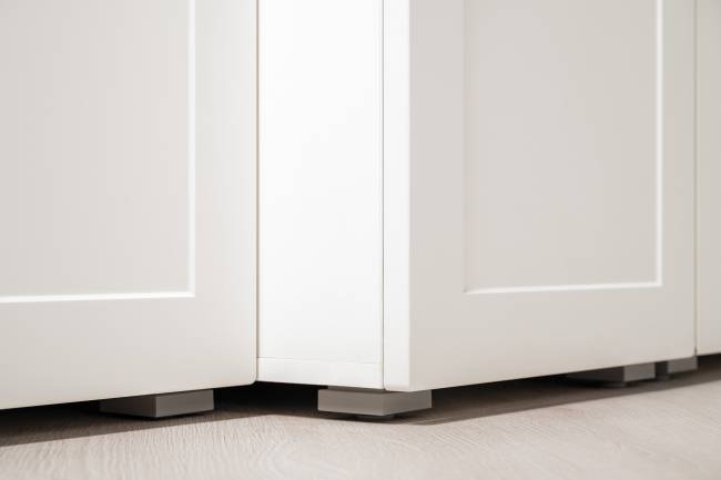 Два шкафа-пенала Остин цвет белый шагрень/серый графит/дуб крафт золотой