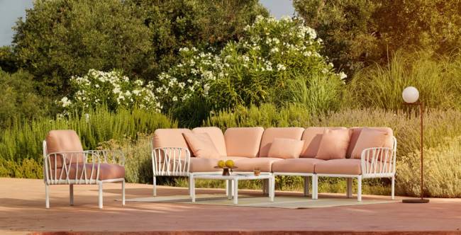 Кресло пластиковое с подушками Komodo Poltrona белый, розовый 790х780х880 мм Кресло пластиковое с подушками Komodo Poltrona белый, розовый 790х780х880 мм